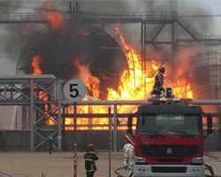 山东日照化工厂球罐爆炸引大火 液化氢罐瞬间爆炸
